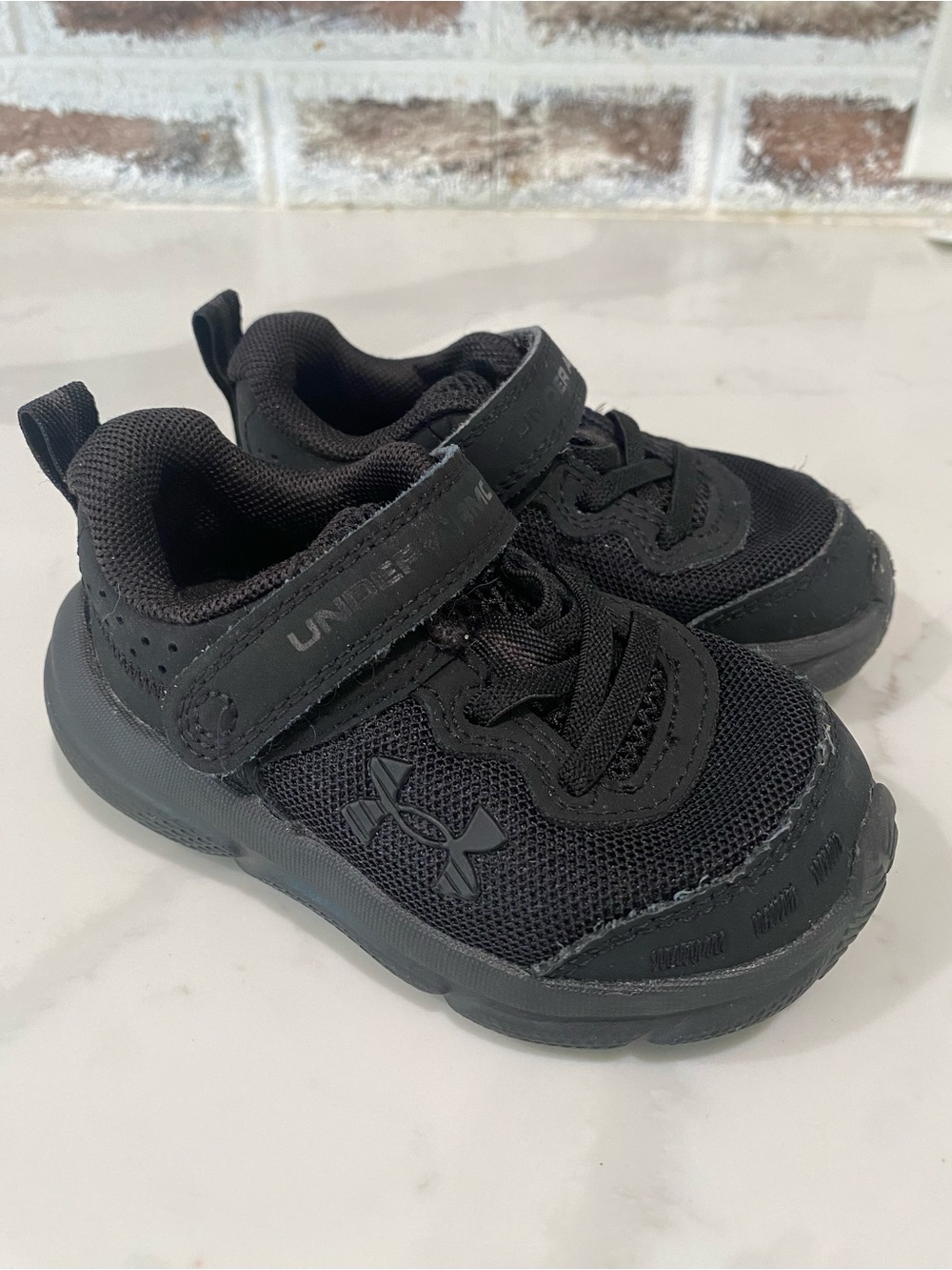 Under Armour Kids Black Athletic Sneakers Shoes Size 5K